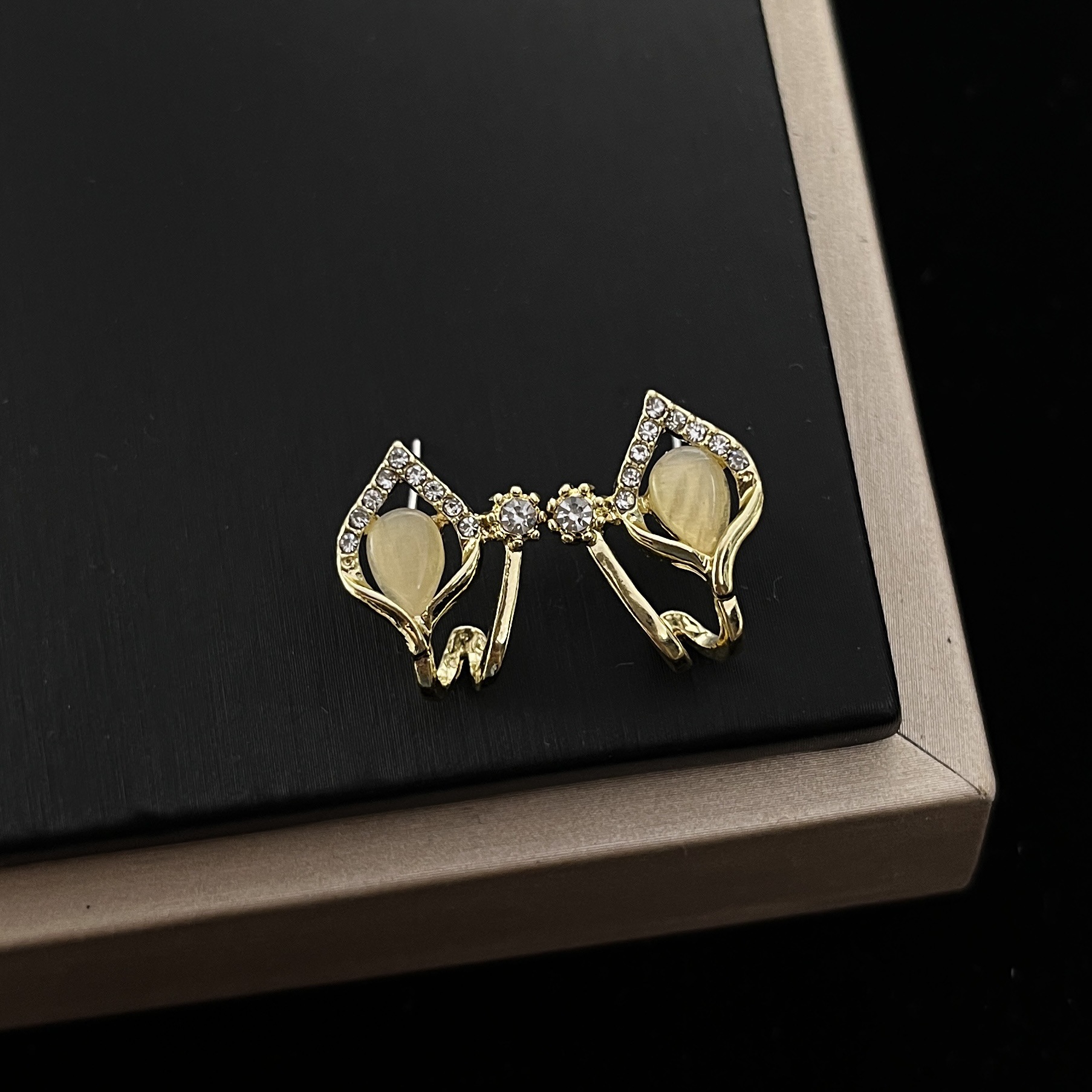 S925 Silver needle hollowed-out cat's eye stone diamond-encrusted stud earrings, new trendy and simple style silver needle earrings, small and exquisite earrings full figure
