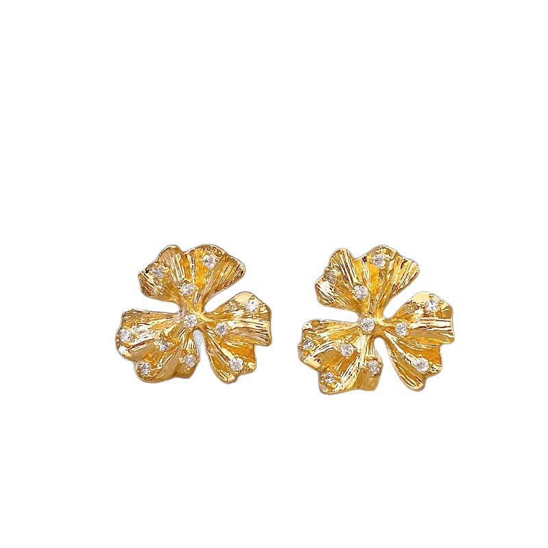 Golden pleated micro-inlaid flower stud earrings are fashionable commuter metal earrings for women, exuding a sense of high-end, light luxury and unique Item Picture