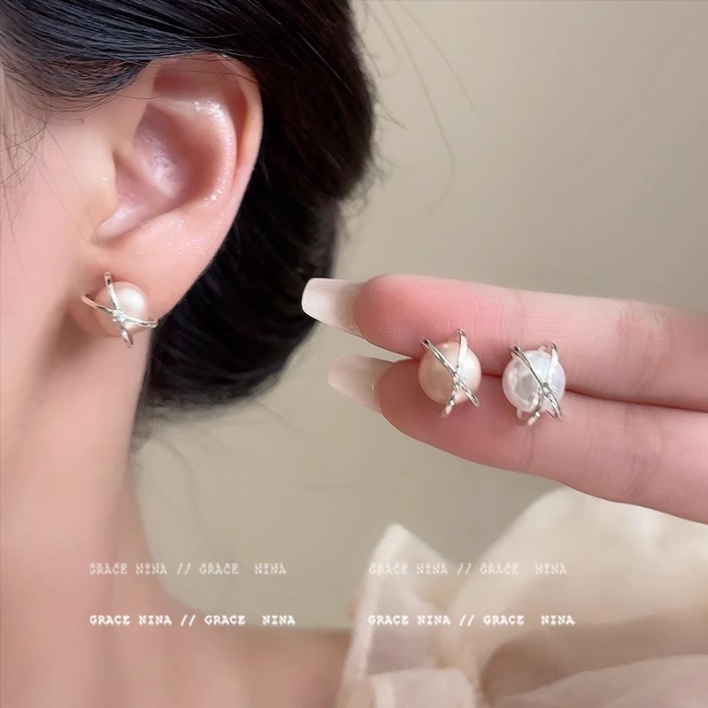 Sweet and gentle, Planet pearl stud earrings for women, unique and high-end, simple and elegant, fashionable earrings full figure
