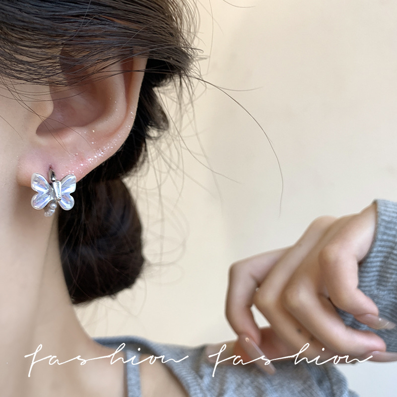 Korean style fashionable, light luxury and high-end zircon butterfly ear buckles, niche design, versatile and elegant, small earrings wholesale Application Scenario