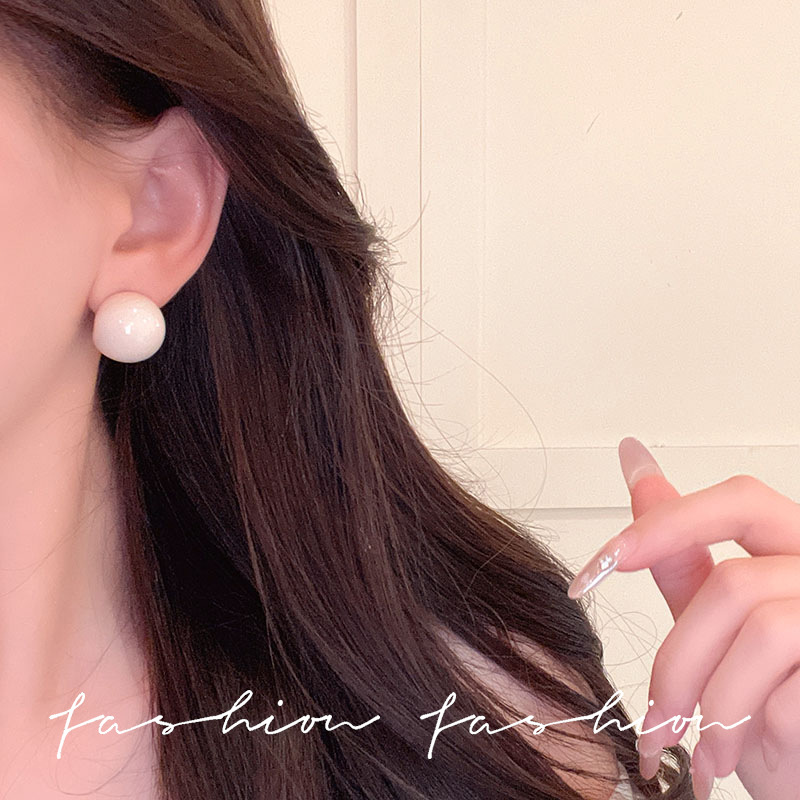 The 2025 new bestseller, the milky white round bead stud earrings for women, exude a light luxury and high-end feel. They are fashionable and simple, allowing you to sleep without taking off the earrings Application Scenario