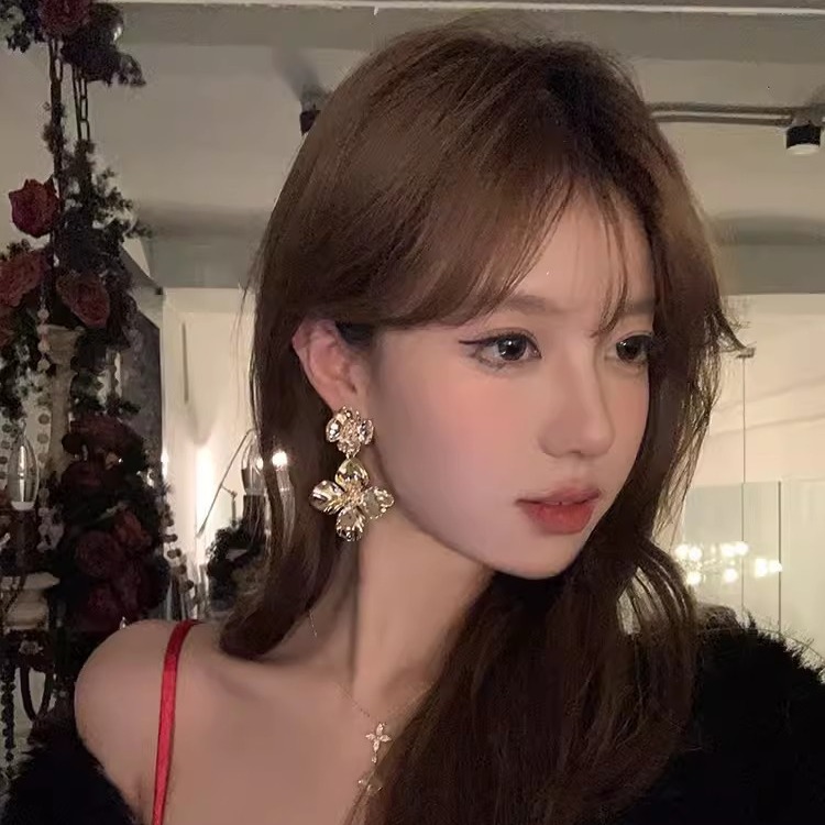 vintage floral metal heavy metal earrings with a high-end and exaggerated golden style. Earrings and accessories for socialites' evening gowns Specification drawing