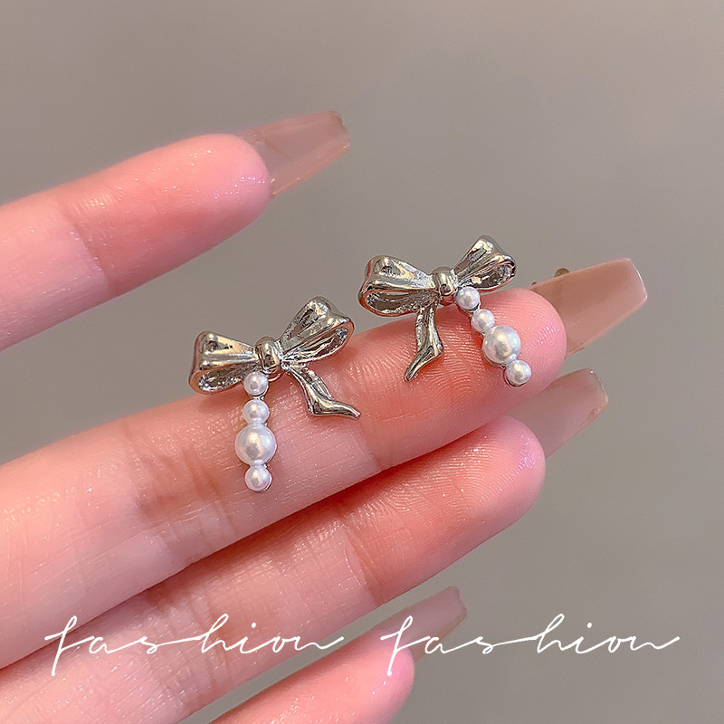 Sweet and cool pearl bow earrings, fresh, simple and exquisite stud earrings, light luxury and niche design, versatile earrings for commuting Specification drawing