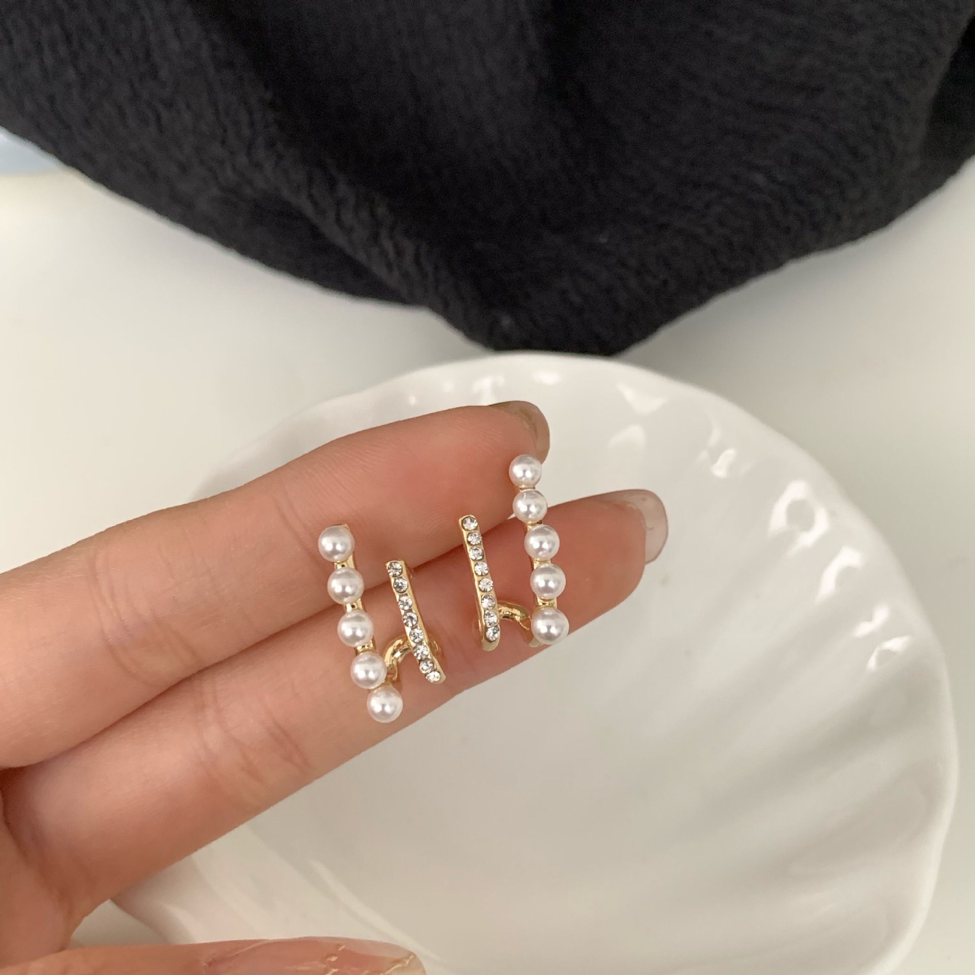 S925 Silver Needle Korean new early Spring simple and niche style pearl earrings, women's sparkling diamond pearl stud earrings full figure