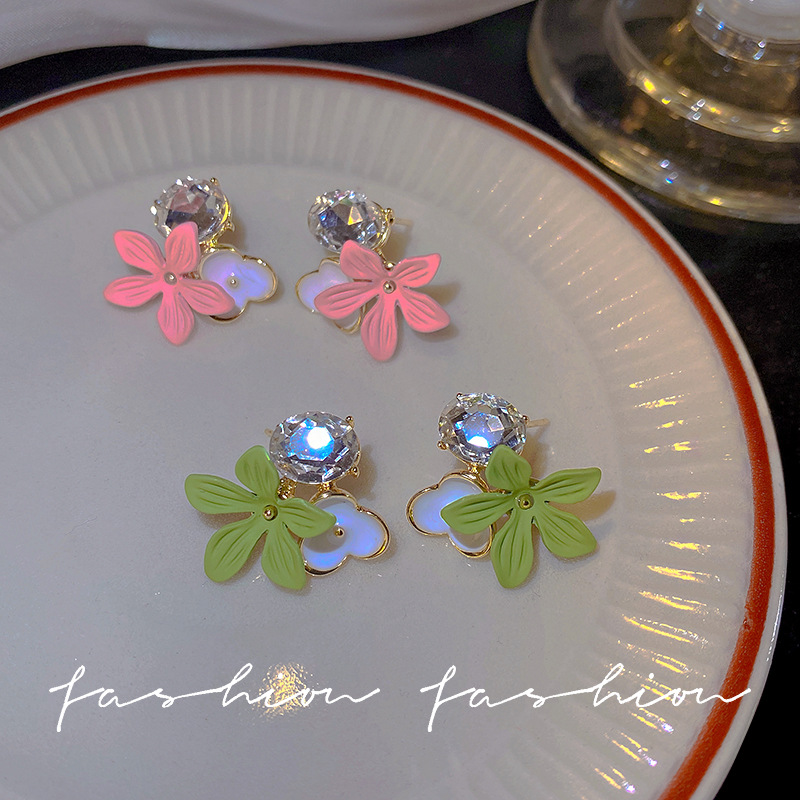 Exquisite forest-themed zircon flower stud earrings for women, unique and niche, summer high-end, cold earrings, fresh and elegant earrings Application Scenario