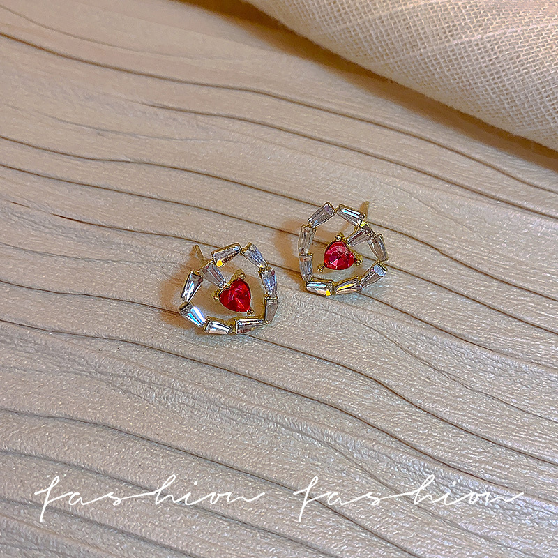 Sweet and cool, spicy girl pink stud earrings, niche, light luxury, heart-shaped earrings, exquisite and high-end earrings wholesale Specification drawing