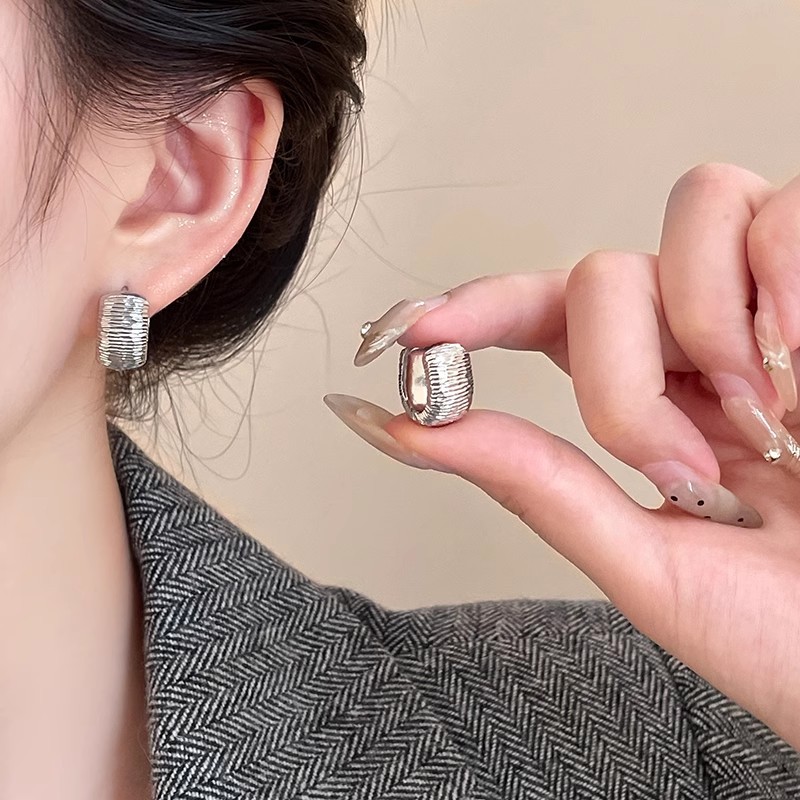 Cold textured ear buckle, niche design sense earrings, 2025 new trendy bestseller, versatile for commuting, stud earrings for women full figure