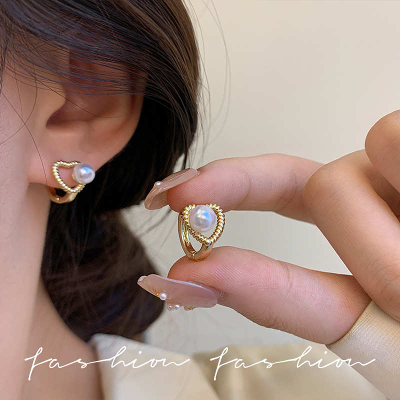 Simple triangular pearl ear buckles and stud earrings for women, Japanese and Korean style, small, fashionable, versatile, simple and high-end, exquisite earrings details Picture
