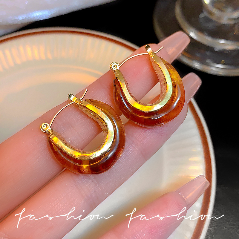 The Maillard French retro metal stud earrings for autumn and winter exude a high-end, Hong Kong-style style. The ear rings are unique and personalized, as well as the earrings and earrings full figure