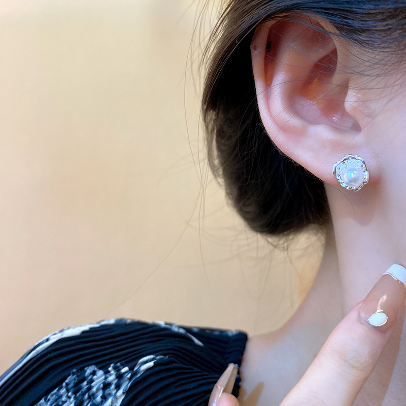 925 Silver Needle irregular pearl stud earrings, trendy and niche design sense earrings, fashionable, high-end, unique and individual earrings for women Application Scenario