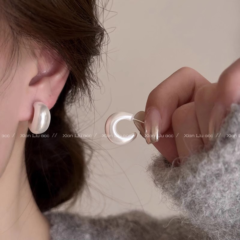 Korean retro C-shaped imitation pearl earrings with a light luxury and high-end feel, plain ring ear studs and silver needle ear studs, feminine ear accessories full figure