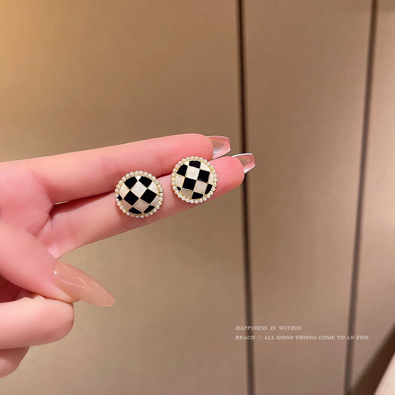 The simple checkerboard pearl earrings exude a sense of sophistication, individuality, and retro style. The design is unique and the round ball style is elegant. The stud earrings are for women full figure