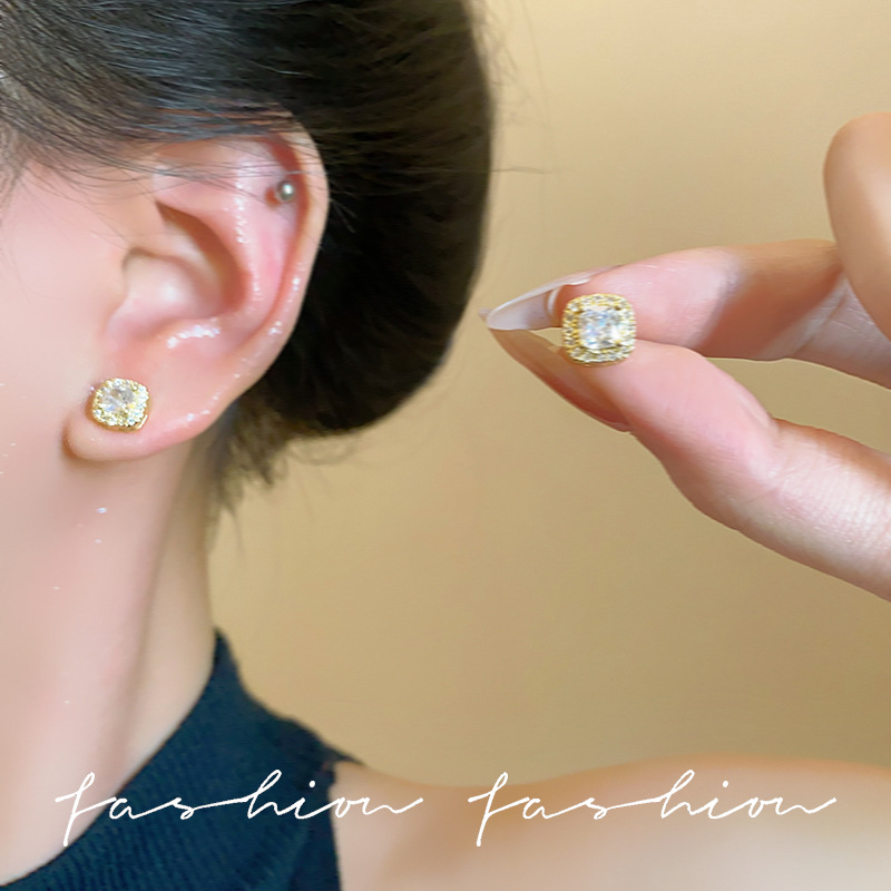 Super shiny and exquisite square zircon stud earrings for women, a light luxury, niche and high-end look. Versatile and elegant, the same style of earrings as Internet celebrities details Picture