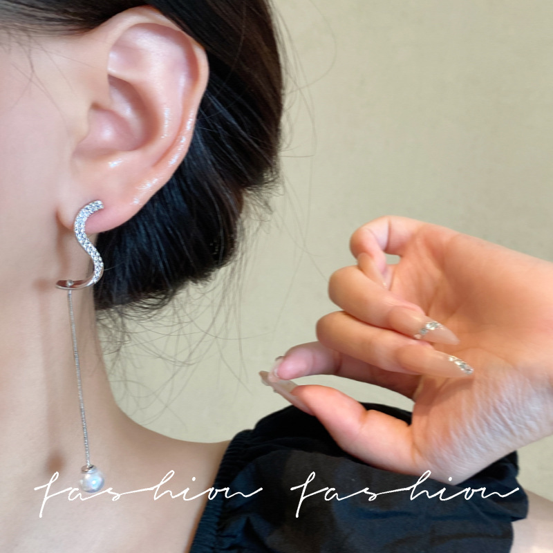 Korean diamond-encrusted arc-shaped pearl stud earrings, silver needles, cold style earrings, trendy and elegant ladylike earrings, niche earrings Application Scenario