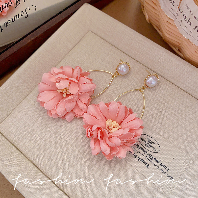 Forest-themed pearl flower earrings, long, fashionable, individualistic, exaggerated and sweet pink Daisy earrings, elegant earrings Application Scenario