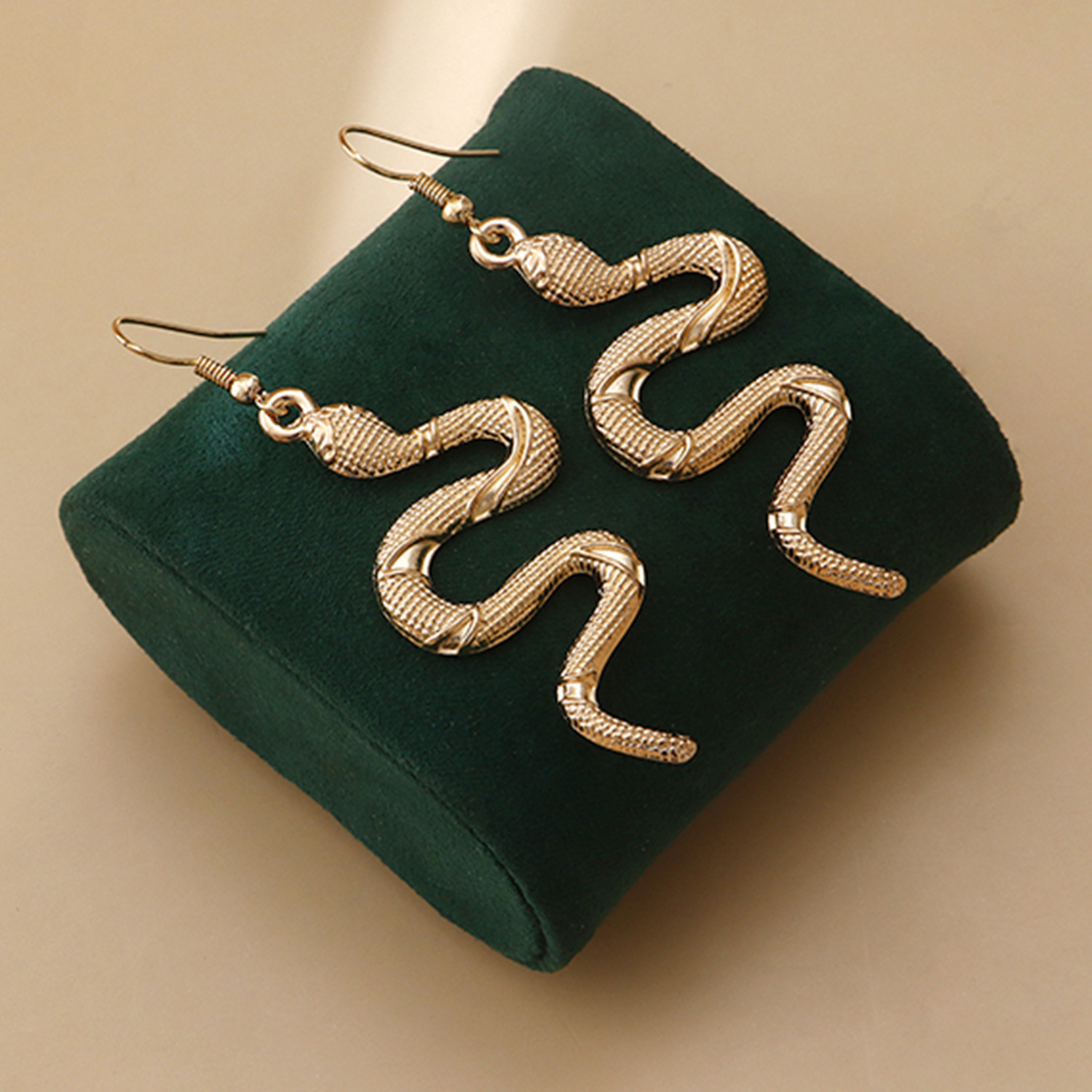 European and American trendy, rustic and cool style, retro snake ear pendants, Japanese and Korean ins snake-shaped wrap earrings and earrings, versatile for women Application Scenario