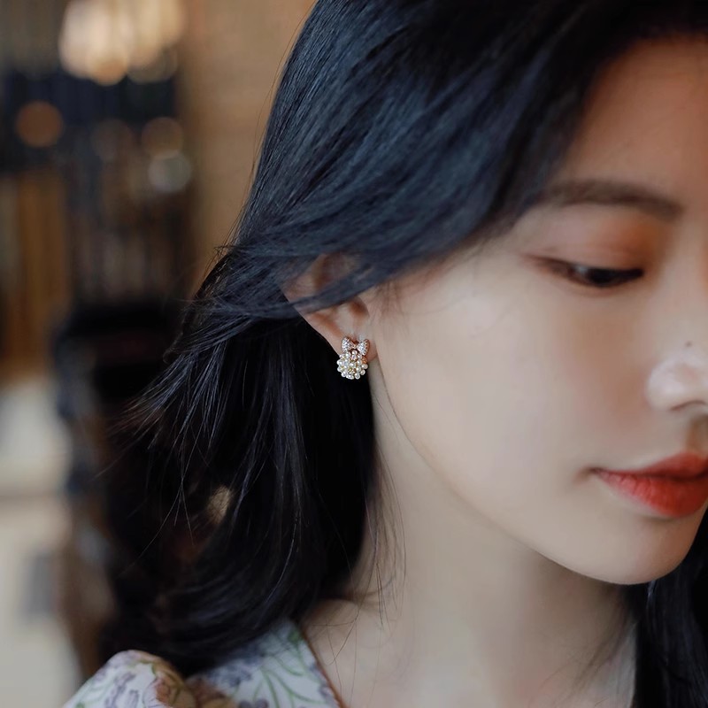 Retro pearl bow earrings, elegant female Internet celebrity Korean stud earrings 925 silver needle, 2025 new trendy earrings details Picture