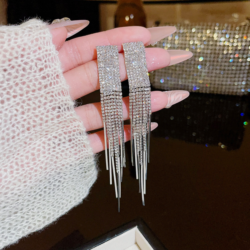 Exaggerated and unique long tassel earrings with a light luxury and high-end feel, super dazzling full diamond earrings, feminine and exquisite stud earrings full figure
