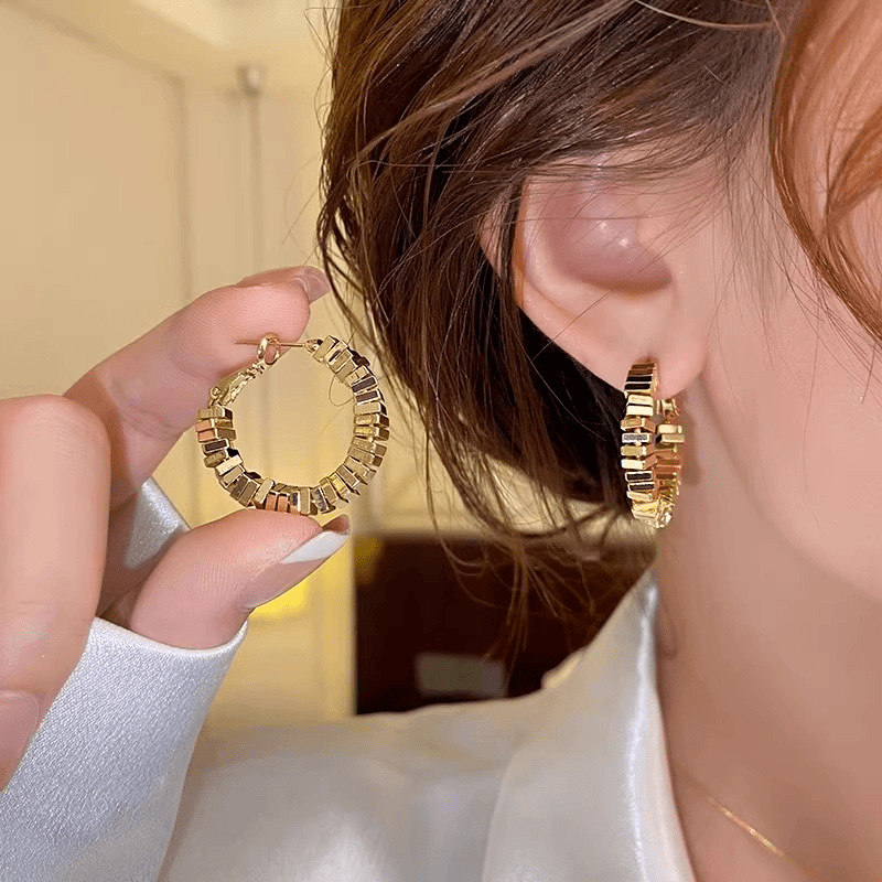 European and American golden geometric silver stud earrings, women's light luxury and high-end fashion earrings, retro simple and exquisite earrings full figure