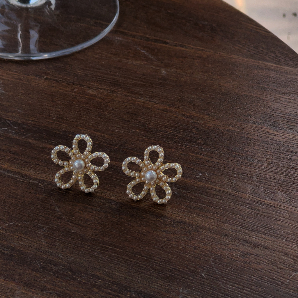 S925 Silver Needle Cross-border New Fresh Small flower Stud style pearl Earrings, plum blossom-shaped pearl stud supply factory Specification drawing