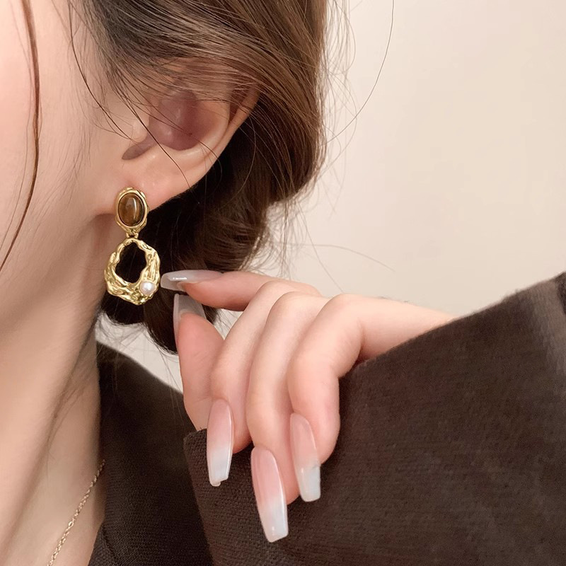 Niche and light luxury pearl stud earrings for women, retro Hong Kong-style Maillard irregular earrings, elegant and high-end earrings and earrings full figure