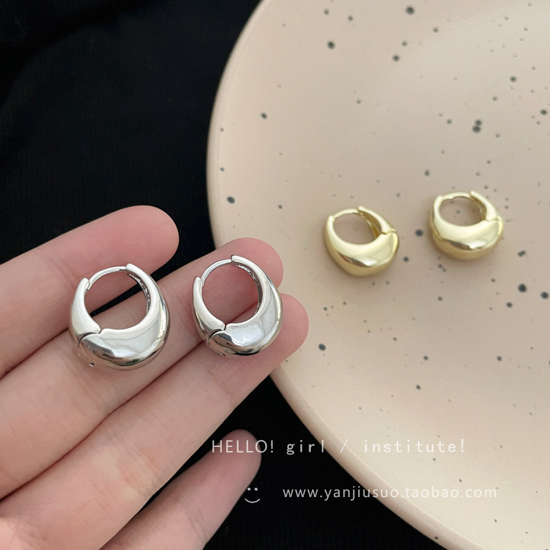 Cold and simple hoop earrings, a niche design for women's autumn and winter, with a fashionable and elegant style. The stud earrings exude a light luxury and a sense of sophistication as a commuting accessory Specification drawing