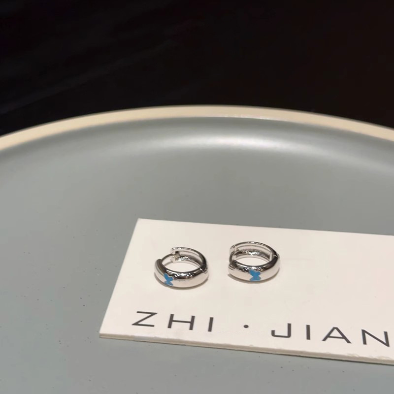 The blue butterfly earrings exude a sense of high-end sophistication for women. The new ear loops and ear rings are unique, sweet, cool, simple and niche earrings details Picture