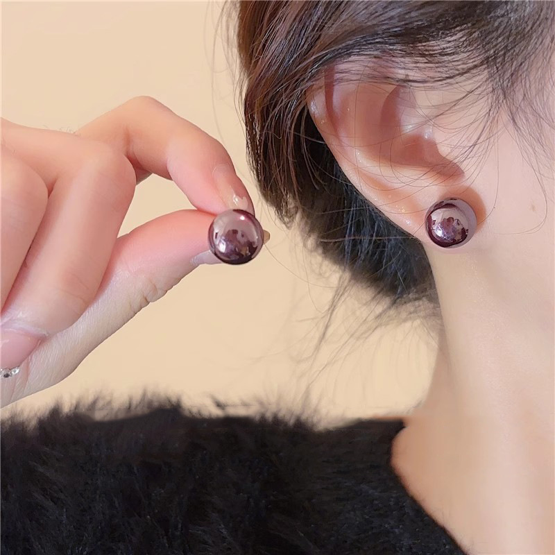 Retro glossy wine red pearl stud earrings for women, light luxury, fashionable and high-end look, niche design, elegant earrings details Picture