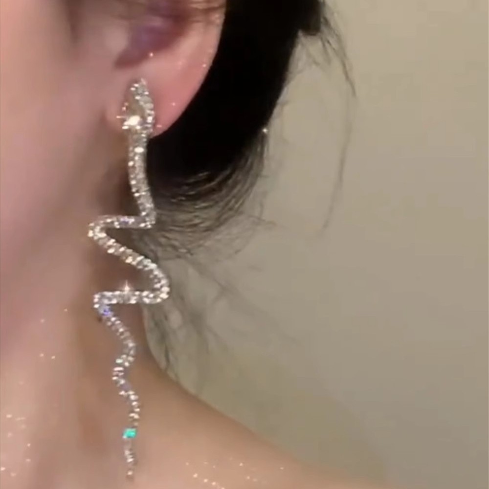 Copper micro-inlaid European and American cold style snake-shaped full diamond earrings for women, exaggerated personality, trendy and cool temperament, long and niche stud earrings Specification drawing