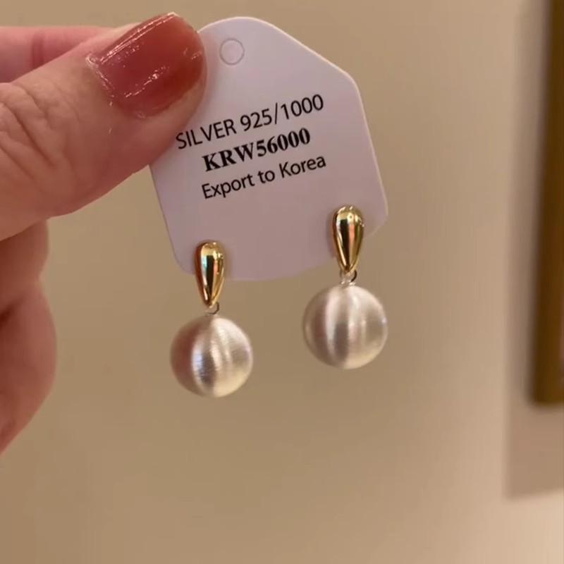 Metallic matte brushed round stud earrings with a minimalist and high-end look for women, contrasting color earrings, light luxury and versatile earrings Application Scenario