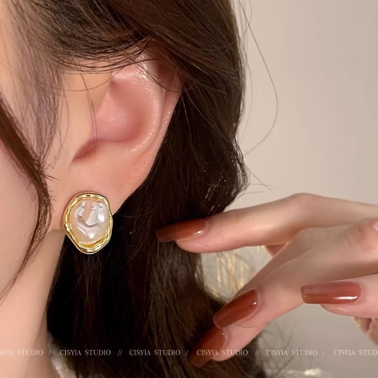Retro French Baroque pearl stud earrings, unique and niche Spring and Autumn earrings, 2025 new style bestsellers, high-end earrings details Picture