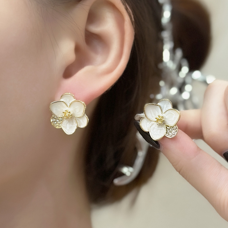 Korean Petal new trendy and niche design white petal earrings with a delicate fragrance style, a high-end accessory with a unique design sense for women details Picture