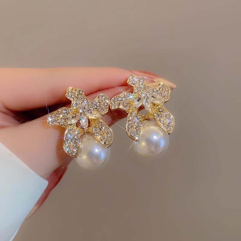 French fashion, exquisite, retro diamond-encrusted pearl flower stud earrings, light luxury, elegant temperament, cold style, high-end feel Application Scenario