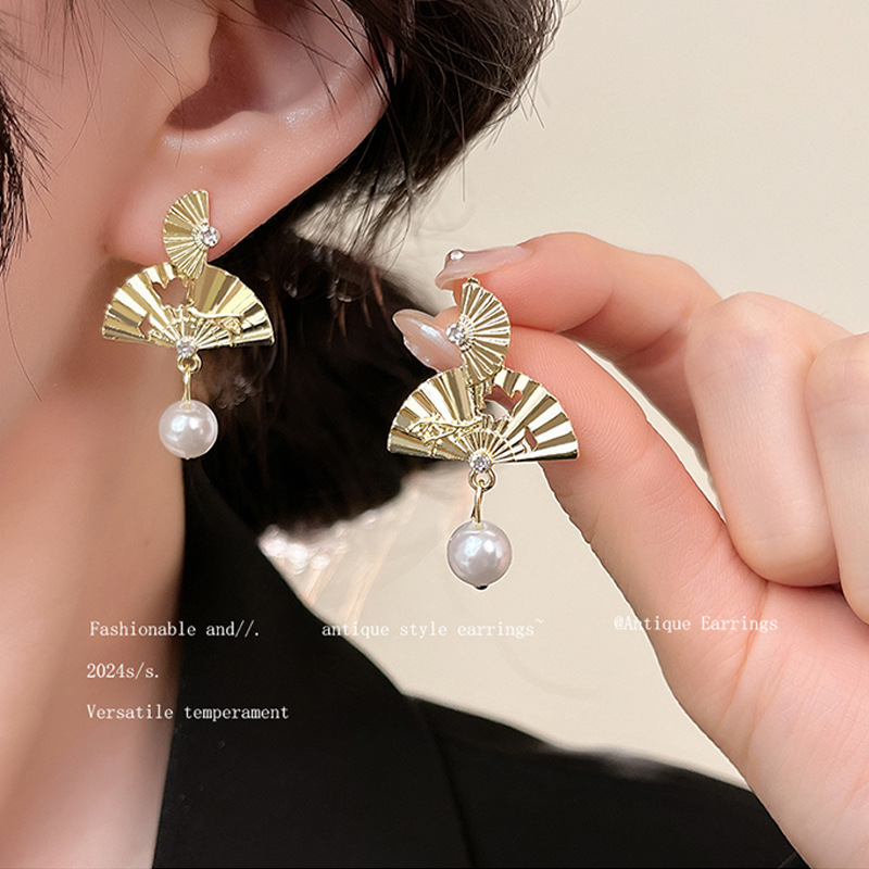 New Chinese-style stud earrings, gold fan pearl niche earrings, light luxury style, high-end feel, bridal morning dress earrings for women full figure