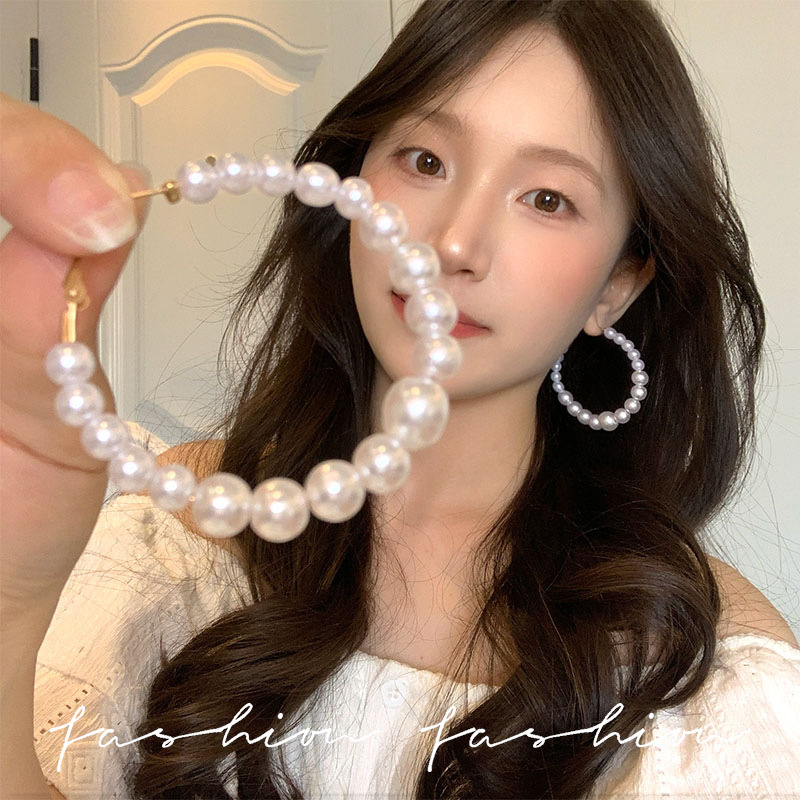 White pearl ear loops, a high-end Korean-style, unique and distinctive earring design, stylish and fashionable new earrings for women full figure