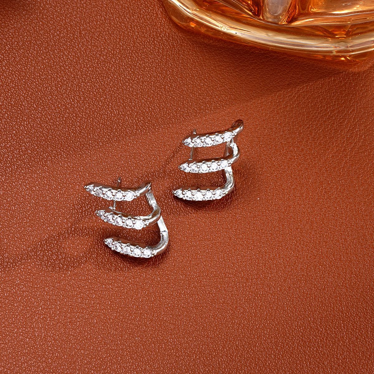 Full-service cross-border creative design sense, niche three-prong diamond-encrusted arc-shaped copper ear studs, wholesale of European and American earrings for women Application Scenario