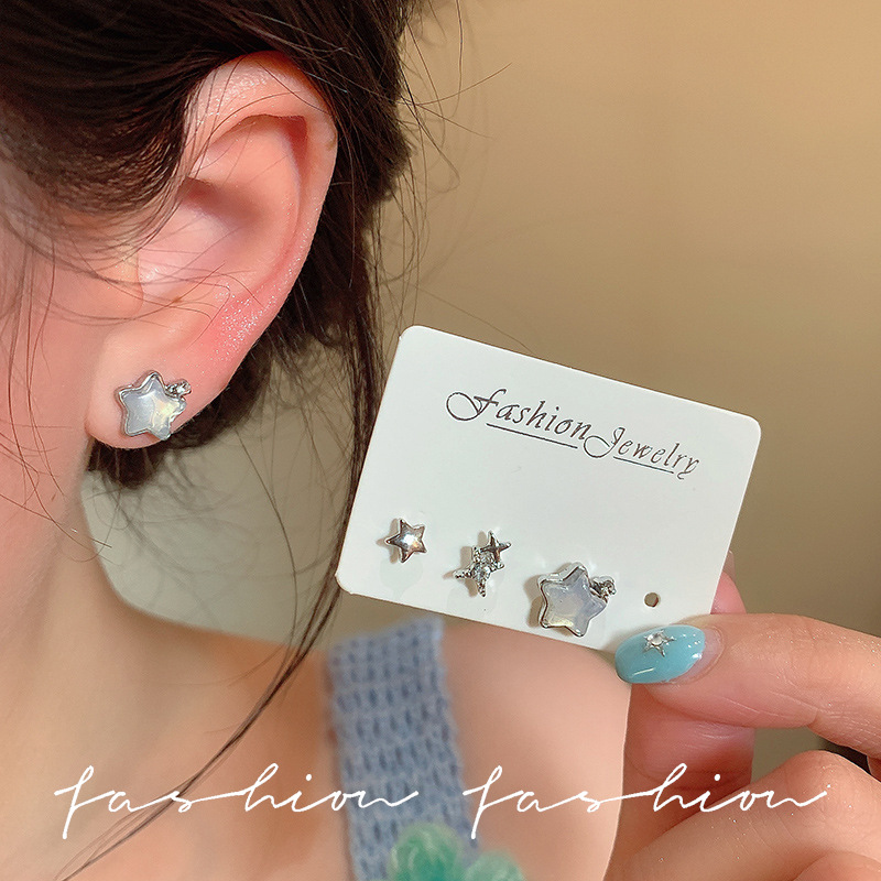 Star-shaped stud earrings for women, with a unique and distinctive design, simple and versatile, elegant and retro earring set, and small and delicate ear care accessories full figure
