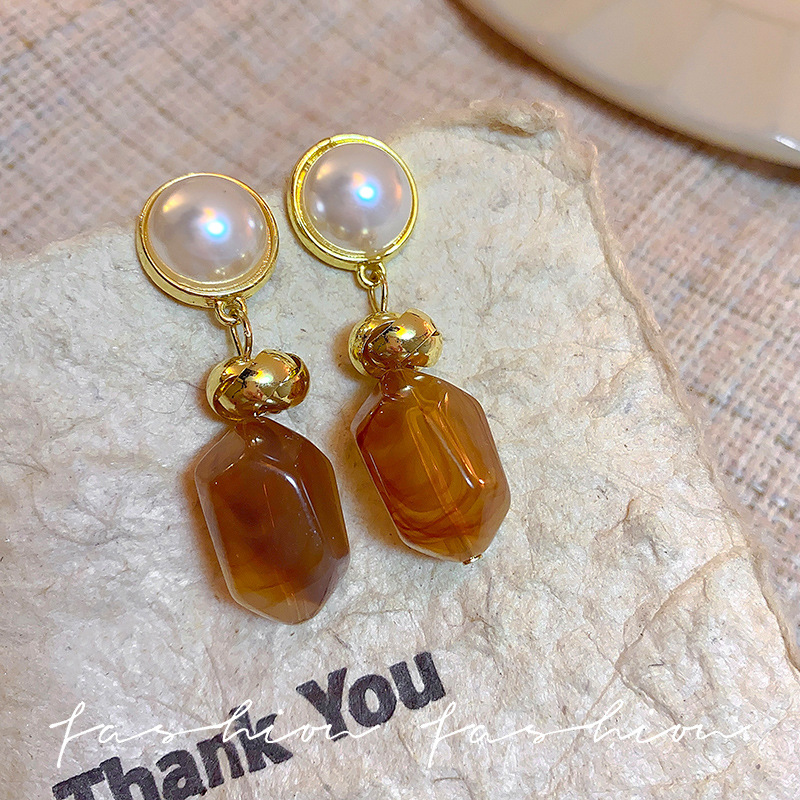 Maillard irregular amber pearl earrings, Hong Kong style style earrings, retro earrings, autumn and winter exaggerated earrings for women Specification drawing