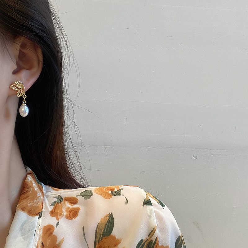 The light luxury court-style butterfly pearl earrings feature an exquisite and elegant design. They are internet-famous, exuding an ethereal charm and are versatile stud earrings Application Scenario