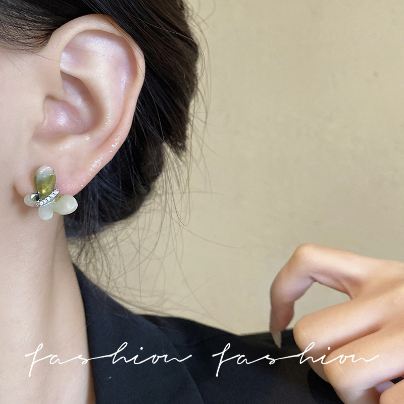 Slightly inlaid zircon green butterfly stud earrings for women in summer, exuding a high-end and elegant temperament, versatile and exquisite earrings, asymmetrical earrings Application Scenario