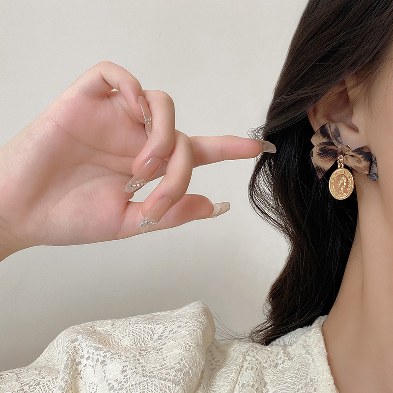 European and American retro and unique bow earrings, elegant autumn and winter leopard print earrings, fashionable and popular on Instagram earrings Application Scenario