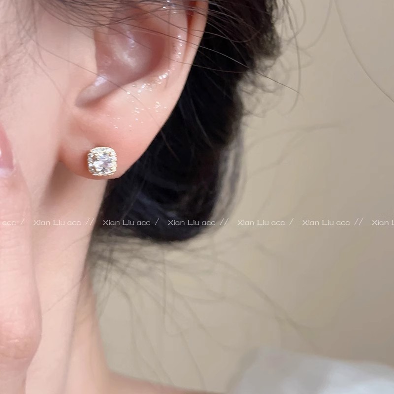 Sparkling small square diamond zircon stud earrings for women, exquisite, fashionable and high-end style earrings, niche design, versatile and unique earrings details Picture