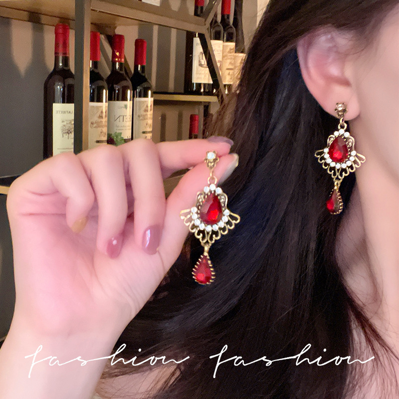 Bohemian red women's court-style earrings, retro ruby imitation Baroque versatile long and elegant earrings full figure