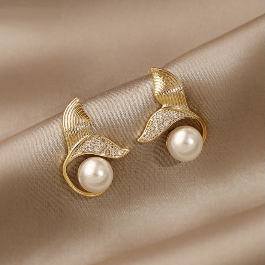 S925 silver ear Needle fishtail pearl stud earrings, simple and elegant, feminine and trendy trendy earrings, asymmetrical design pearl full figure
