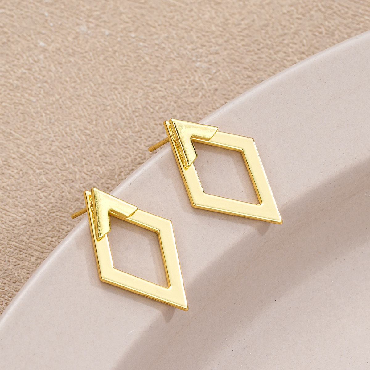 Cross-border best-selling European and American creative, simple geometric diamond-shaped hollowed-out earrings, double-layer high-end design, feminine style earrings Application Scenario
