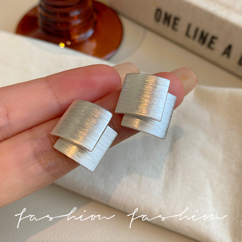 The niche design with brushed geometric stud earrings is simple, fashionable and elegant. The square earrings exude a sense of sophistication and are versatile earrings for women Specification drawing