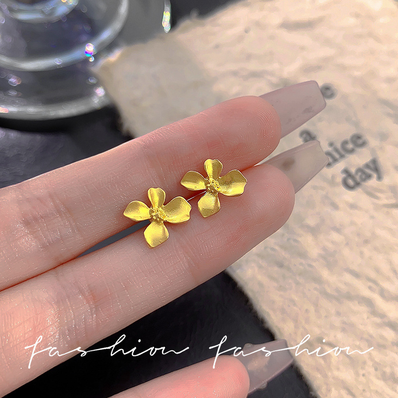S925 Silver Needle Osmanthus Stud Earrings for Women, a niche design with a high-end feel, simple and compact, French style earrings full figure