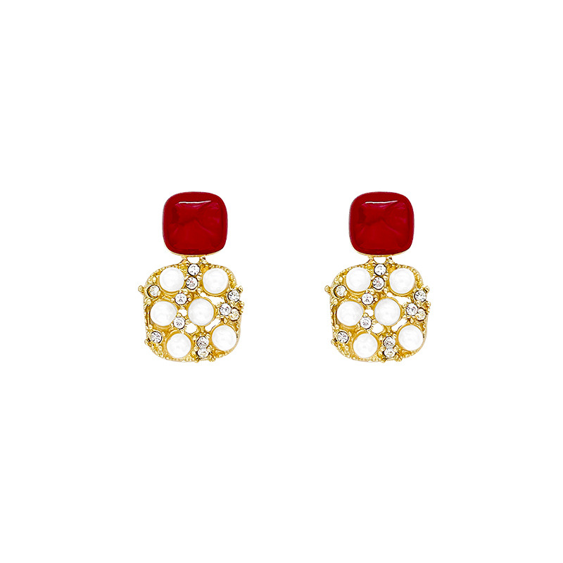 The popular Meirder-colored pearl and diamond-encrusted stud earrings exude a light luxury and high-end charm. They are elegant and fashionable autumn and winter women's earrings Item Picture