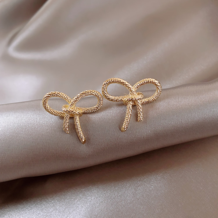 S925 Silver Needle Korean simple and compact bow earrings, metal commuter student style stud earrings Application Scenario