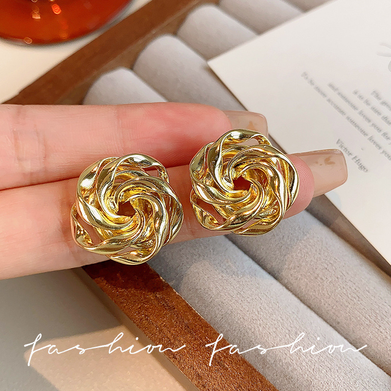 Golden hollowed-out rose flower ear studs, a light luxury and high-end grand earring, a unique and best-selling accessory for women in 2025 full figure
